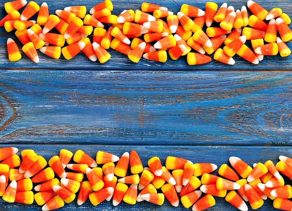 Halloween candy corns auf blauem Holzhintergrund — Stockfoto