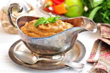 Soğan, havuç, domates, zeytin yağı, sarımsak ve maydanoz ile patlıcan DIP.