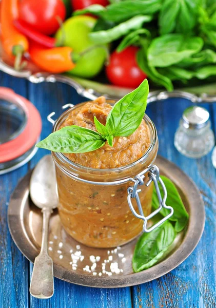 Auberginen-Dip mit Zwiebeln, Karotten, Tomaten, Olivenöl, Knoblauch und Petersilie. — Stockfoto