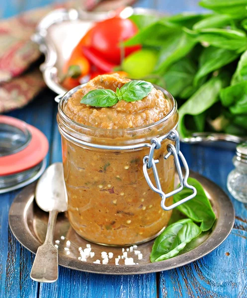 Auberginen-Dip mit Zwiebeln, Karotten, Tomaten, Olivenöl, Knoblauch und Petersilie. — Stockfoto