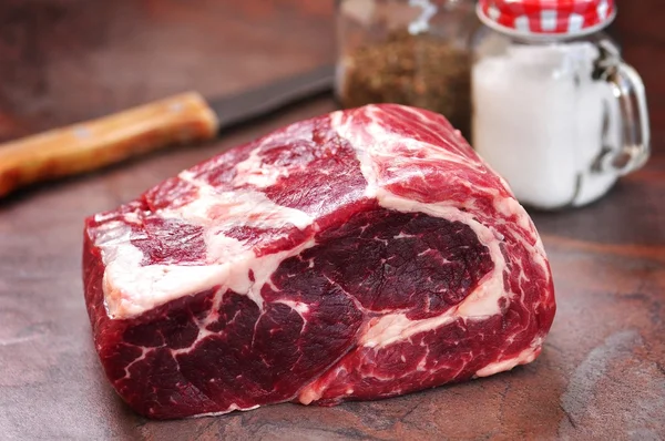 Deniz tuz ve kurutulmuş kekik bir granit kurulu ham antrikot biftek.