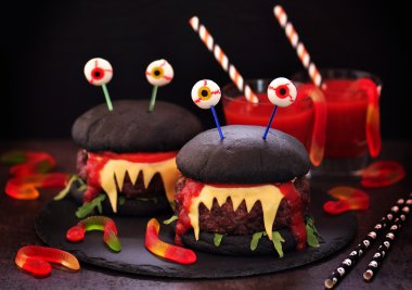 Burger canavarlar Cadılar Bayramı kutlama için.