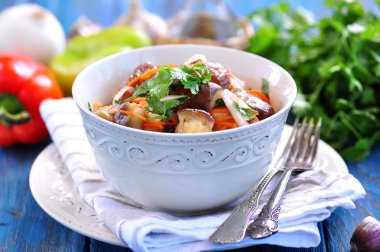 Patlıcan salatası soğan, havuç, sarımsak ve kişniş yaprakları