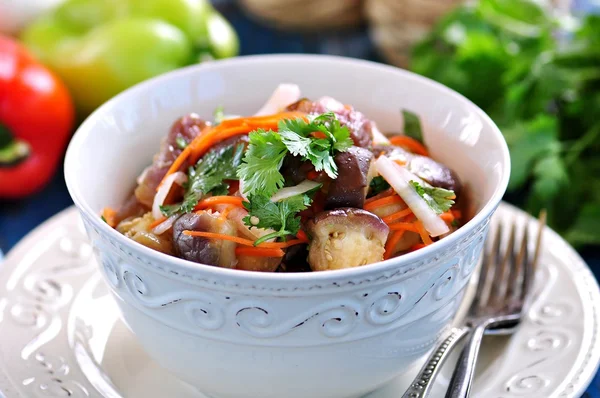 Ensalada de berenjenas con cebollas, zanahorias, ajo y hojas de cilantro —  Fotos de Stock