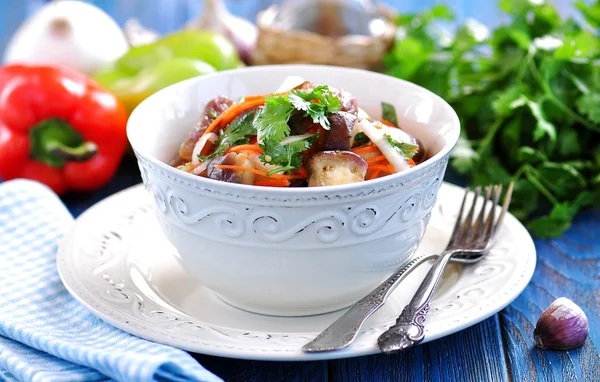 Ensalada de berenjenas con cebollas, zanahorias, ajo y hojas de cilantro — Foto de Stock