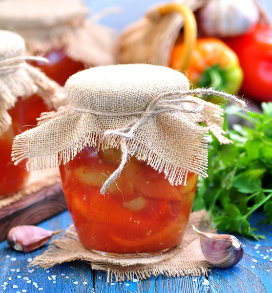 Poivrons marinés au jus de tomate avec oignons, ail et basilic . — Photo