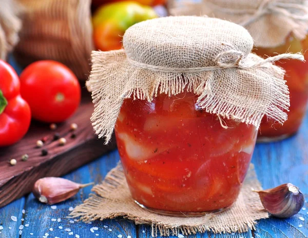 Маринований перець у томатному соку з цибулею, часником та базиліком . — стокове фото