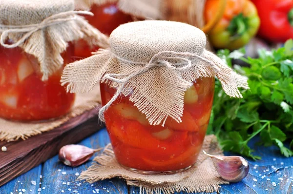 Eingelegte Paprika in Tomatensaft mit Zwiebeln, Knoblauch und Basilikum. — Stockfoto