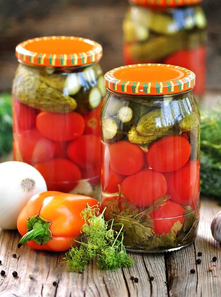Tomates y pepinos en escabeche caseros —  Fotos de Stock