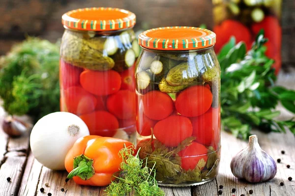 Tomates e pepinos em conserva caseiros — Fotografia de Stock