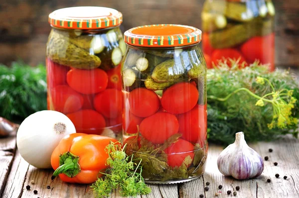 Domácí nakládané rajčata a okurky — Stock fotografie