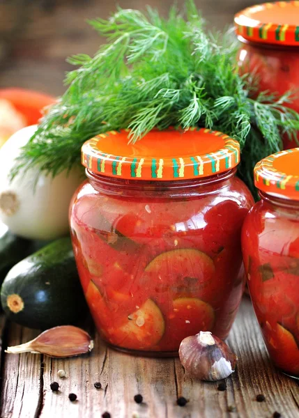 Zucchini mariniert in Tomatensaft mit Zwiebeln und Paprika — Stockfoto