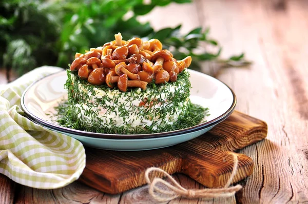 Salata patates, havuç, mantar ve dereotu salatalık turşusu. Geleneksel Rus salatası.