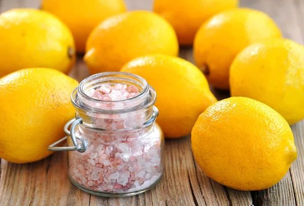 Limones orgánicos con sal rosa. Estilo vintage . — Foto de Stock