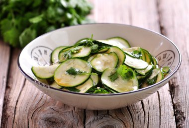 Sarımsak, kişniş, zeytin yağı, balsamik sirke ve deniz tuzu ile taze kabak salatası.