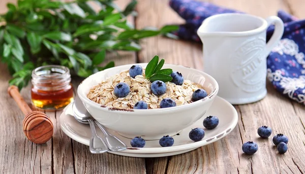 Haferflocken schnell mit Blaubeeren garen. gesundes Frühstück. — Stockfoto