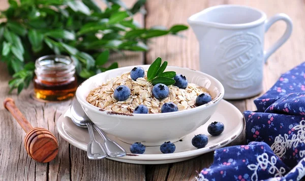 Flocons d'avoine Cuisson rapide aux bleuets. Petit déjeuner sain . — Photo