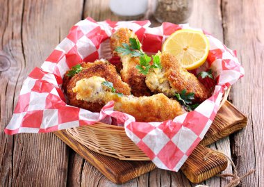 Tavuk kızartması panko, tuz, biber ve limon ile