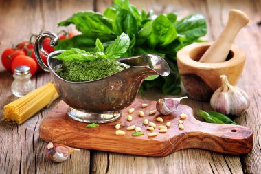 Ev yapımı pesto sos organik fesleğen ve çam fıstığı.