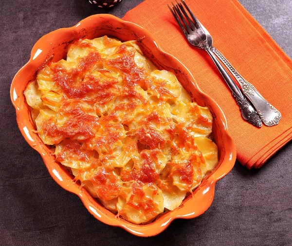 Caçarola de batata com cebola e queijo — Fotografia de Stock