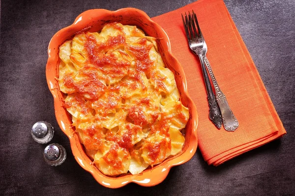 Caçarola de batata com cebola e queijo — Fotografia de Stock