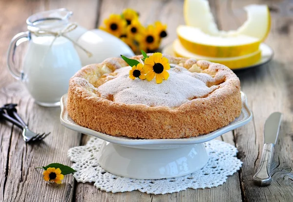 Bolo de esponja com melão no fundo de madeira velho . — Fotografia de Stock