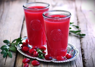 cornel eski ahşap arka plan üzerinde meyve içecekleri.