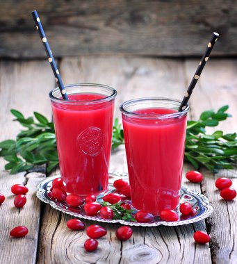 cornel eski ahşap arka plan üzerinde meyve içecekleri.