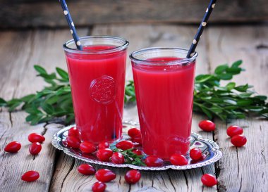 cornel eski ahşap arka plan üzerinde meyve içecekleri.