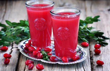 cornel eski ahşap arka plan üzerinde meyve içecekleri.