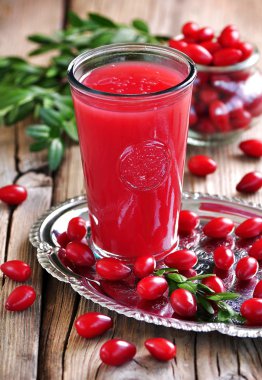 cornel eski ahşap arka plan üzerinde meyve içecekleri.