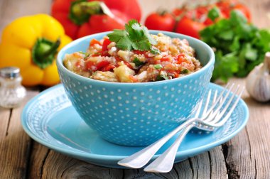 Közlenmiş Patlıcan, biber, domates, soğan, sarımsak ve kişniş, meze (salata).