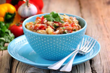 Közlenmiş Patlıcan, biber, domates, soğan, sarımsak ve kişniş, meze (salata).