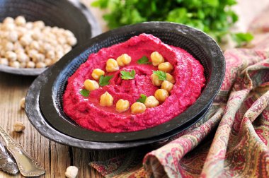 Pancar humus nohut ve eski ahşap zemin üzerine zeytin yağı ile.