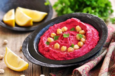 Pancar humus nohut ve eski ahşap zemin üzerine zeytin yağı ile.