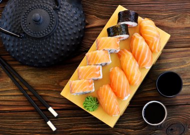 Somon, Yengeç, salatalık ve wasabi ile ev yapımı suşi.