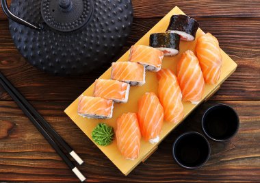 Somon, Yengeç, salatalık ve wasabi ile ev yapımı suşi.