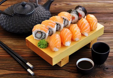 Somon, Yengeç, salatalık ve wasabi ile ev yapımı suşi.