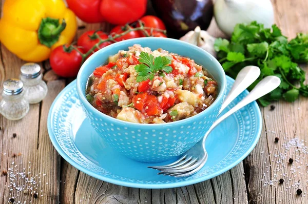 Apéritif (salade) d'aubergines rôties, poivrons, tomates, oignons, ail et coriandre . — Photo