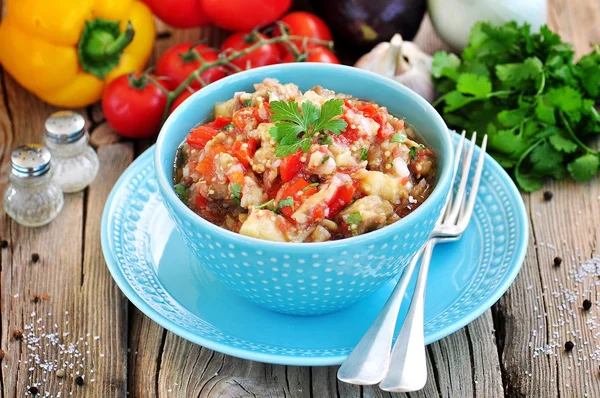 Aperitivo (ensalada) de berenjena asada, pimientos, tomates, cebollas, ajo y cilantro . — Foto de Stock