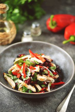 Tavuk göğlü salata, kırmızı fasulye, dolma biber, soğan, ceviz ve kişniş..