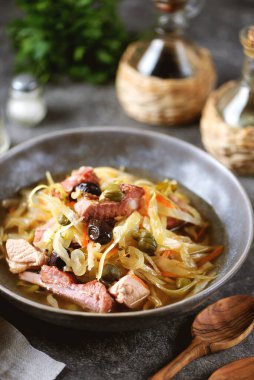 Geleneksel Rus çorbası füme pirzola, domuz eti, lahana, zeytin ve kapari..