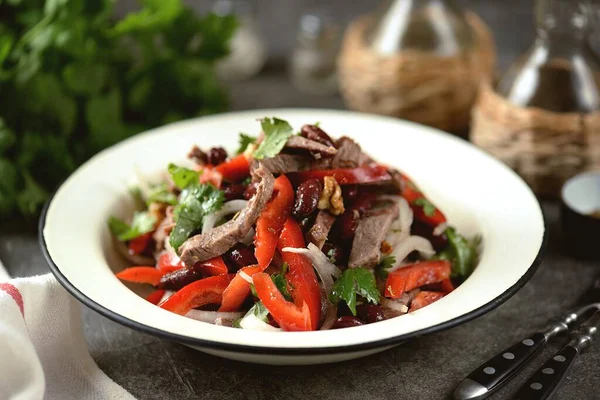 Salade Met Rundvlees Paprika Uien Rode Bonen Walnoten Koriander Olijfolie — Stockfoto