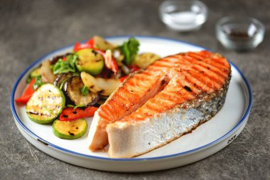 Izgara somon bifteği, ızgara kabak salatası, patlıcan, dolma biber soğan, sarımsak, kişniş, zeytinyağı ve şarap sirkesi..