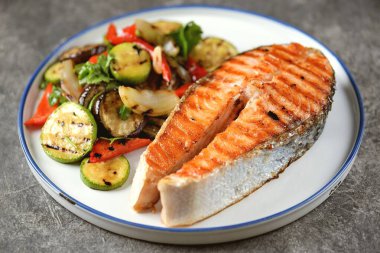 Izgara somon bifteği, ızgara kabak salatası, patlıcan, dolma biber soğan, sarımsak, kişniş, zeytinyağı ve şarap sirkesi..
