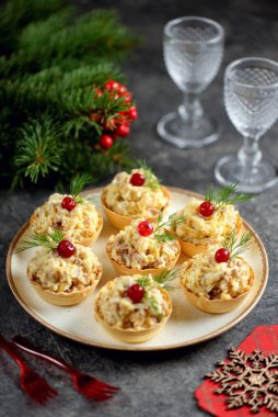 Morina ciğeri, yumurta ve peynirli tart.