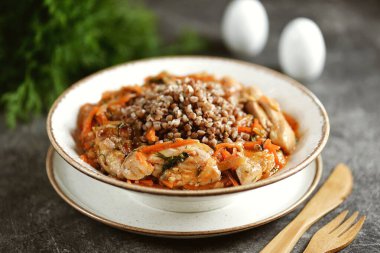 Soğanlı haşlanmış tavuk, havuç, domates sosu ve karabuğday..