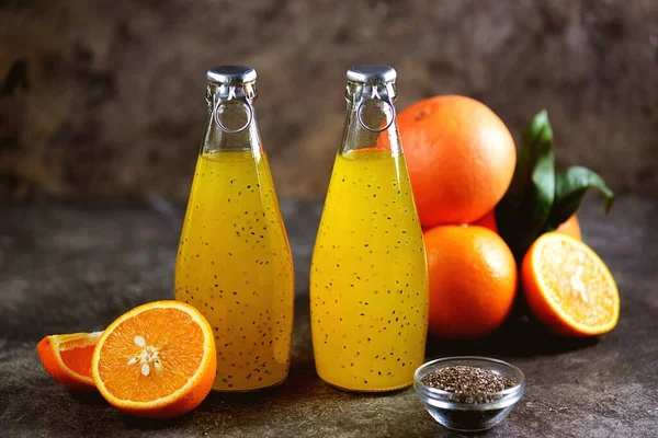 Трендовый Апельсиновый Сок Семенами Апельсина Шиа Бутылке Органический Здоровый Напиток — стоковое фото
