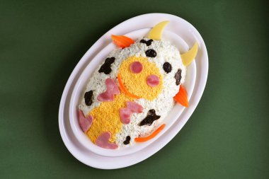 Festivalsel boğa şekilli salata 2021 'in bir sembolüdür..