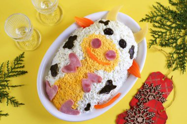 Festivalsel boğa şekilli salata 2021 'in bir sembolüdür..